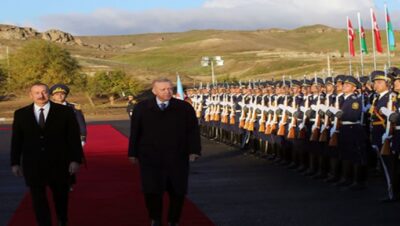 Cumhurbaşkanı Erdoğan, Azerbaycan Cumhurbaşkanı Aliyev tarafından Zengilan’ın Ağalı köyünde resmî törenle karşılandı