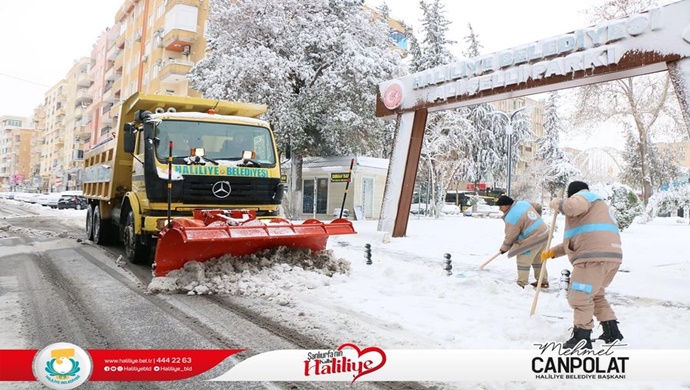 HALİLİYE BELEDİYESİ, KARLA MÜCADELEDE EKİPLERİYLE SAHADA