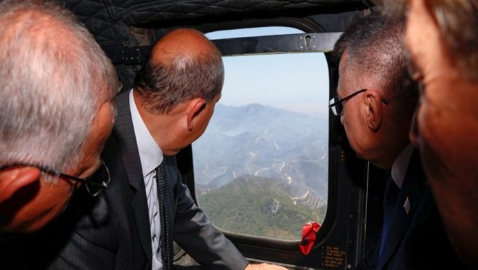 Cumhurbaşkanı Ersin Tatar, KKTC’ye resmi temaslarda bulunmak üzere gelen Türkiye Cumhuriyeti Cumhurbaşkanı Yardımcısı Fuat Oktay ile birlikte, devam eden yangını incelemek üzere askeri helikopterle Mersinlik bölgesine gitti