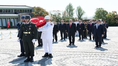 Le Président Erdoğan visite le cimetière d’Etat à Ankara