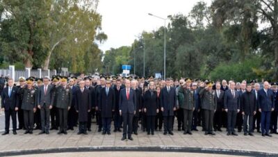 Cumhurbaşkanı Ersin Tatar, 21-25 Aralık Millî Mücadele ve Şehitler Haftası dolayısıyla bu sabah Lefkoşa Şehitler Anıtı önünde düzenlenen anma törenine katıldı.