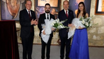 Cumhurbaşkanı Ersin Tatar, İsmet Vehit Güney Sanat Merkezi’nde düzenlenen “Liderlerimize Saygı” resitalini dinledi