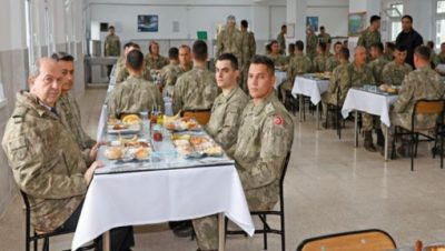 Cumhurbaşkanı Ersin Tatar, KTBK 14’üncü Zırhlı Tugay Komutanlığı’nı ziyaret ederek personel ile birlikte öğle yemeği yedi.