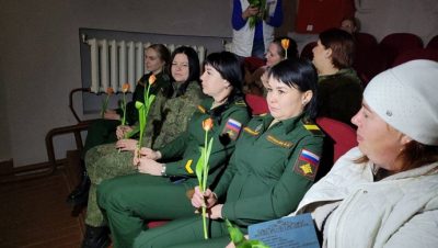 «Единая Россия» подарила жёнам военнослужащих в Биробиджане праздничный концерт