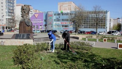 «Единая Россия» в Туле провела субботники в местах поклонения памяти героев