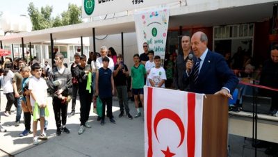 Cumhurbaşkanı Ersin Tatar, Demokrasi Ortaokulu’nun yıl sonu etkinliklerine katılarak öğrenci ve öğretmenlerle bir araya geldi
