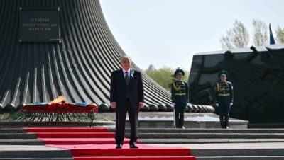 Мемлекет басшысы Қасым-Жомарт Тоқаев «Отан Ана» монументіне гүл шоғын қою