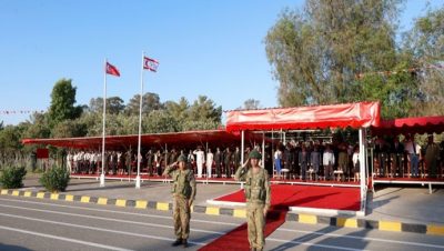 Cumhurbaşkanı Ersin Tatar, 1’inci Piyade Alay Komutanlığı’nda düzenlenen sancak devir teslim törenine katıldı