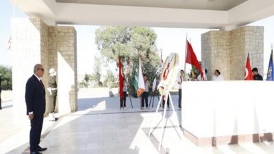 Cumhurbaşkanı Ersin Tatar, 20 Temmuz Barış Harekatı’nın 49’uncu yıl dönümü kapsamında Dr. Fazıl Küçük’ün anıt mezarında düzenlenen törene katıldı