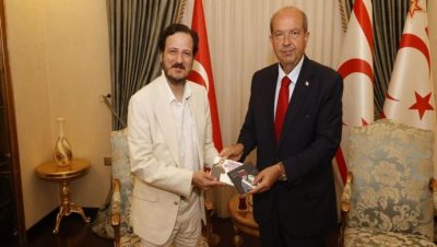 Cumhurbaşkanı Tatar, dünyaca ünlü Kıbrıslı Türk sanatçıyı kabul etti
