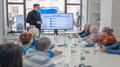 Birleşik Rusya aktivistleri Nizhny Novgorod emeklilerini hizmet almak için çevrimiçi hizmetleri kullanma konusunda eğitiyor