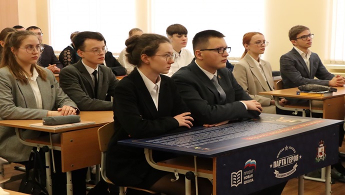 “Birleşik Rusya” Smolensk’te SVO katılımcısının onuruna bir Kahraman Masası açtı