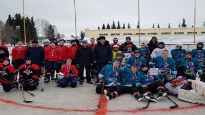 Birleşik Rusya’nın desteğiyle mahalle takımları arasındaki hokey şampiyonasının belediye etabı Omsk bölgesinde yapılıyor