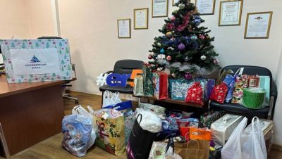 Murmansk’ta Birleşik Rusya aktivistleri emeklilere Yeni Yıl hediyeleri dağıttı