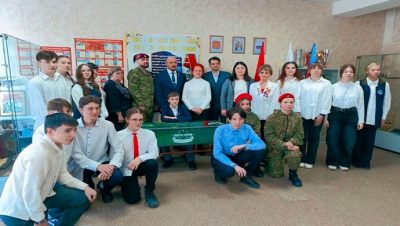 “Birleşik Rusya” Kemerovo okulunda Kahraman Masası açtı