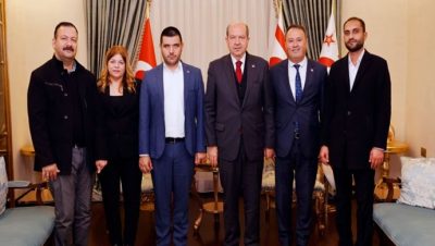 Cumhurbaşkanı Ersin Tatar, Engelliler Dayanışma Derneği Başkanı ve KKTC Cumhurbaşkanlığı Engelliler Komitesi Üyesi Ömer Suay ve dernek yönetim kurulu üyelerini kabul etti