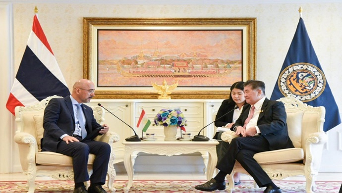 Tacikistan Büyükelçisinin Tayland Başbakan Yardımcısı – Ticaret Bakanı ile görüşmesi