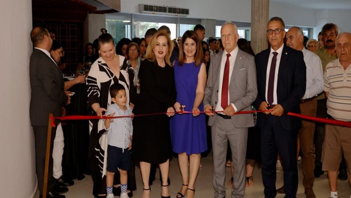 Cumhurbaşkanı Ersin Tatar’ın eşi Sibel Tatar, Lefkoşa Anadolu Güzel Sanatlar Lisesi’nin düzenlediği serginin açılışını gerçekleştirdi