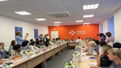 Belgorod Bölgesi Gubkin’deki “Birleşik Rusya Kadın Hareketi” sınır belediyeleri sakinleriyle bir toplantı düzenledi