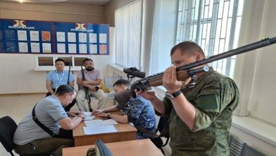 Birleşik Rusya’nın Yakutya’daki “Silahınızı Kuzey Askeri Bölgesine Teslim Edin” kampanyasına katılanlar, savaşçıların ihtiyaçları için bir grup yivsiz silah topladı