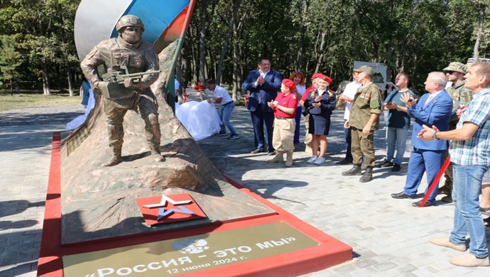 При поддержке единороссов в парке села Хлевное в Липецкой области установили памятник участникам СВО