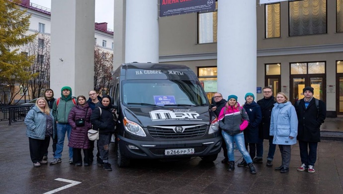 Мурманский областной драмтеатр при поддержке «Единой России» получил новый гастрольный автобус