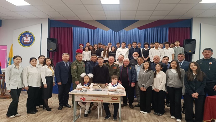 Birleşik Rusya, Elista’daki bir okula Kahramanlar Masası yerleştirdi