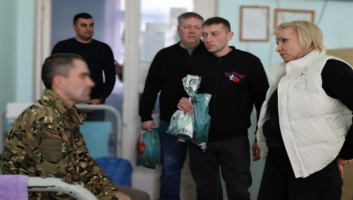 Birleşik Rusya, hastanelerdeki askerleri yeni yıl vesilesiyle tebrik etti