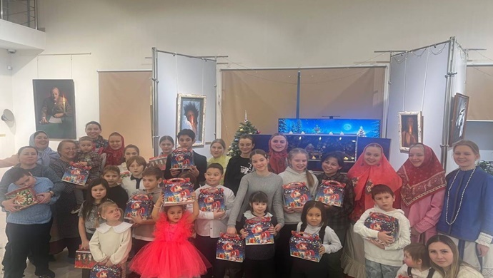 Kazan’da Birleşik Rusya, çocuklar için bir Noel partisi düzenledi