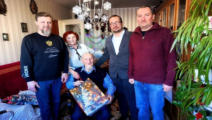 Депутаты и активисты «Единой России» по всей стране поздравили ветеранов с Новым годом
