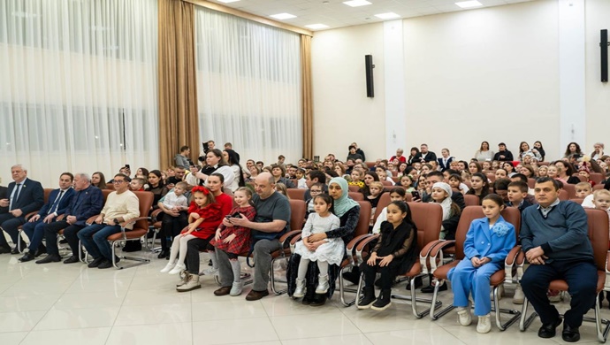 Birleşik Rusya’nın girişimiyle, Nyagan’da Hantı-Mansi Özerk Okrugu’ndaki etnik grupların dillerinde bir şiir okuma yarışması düzenlendi