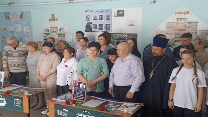 Birleşik Rusya, Volgograd Bölgesi’nin Surovikinsky İlçesi’ne Kahraman Masaları yerleştirdi