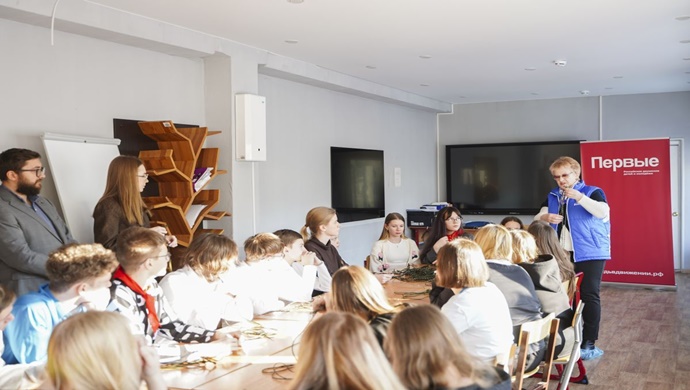 Birleşik Rusya Kadın Hareketi, Moskova’da Özel Kuvvetler askerleri için taktik bileklik örme üzerine bir ustalık sınıfı düzenledi